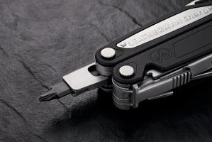 Мультитул Leatherman Charge AL, 17 функций, кожаный чехол (подарочная упаковка)